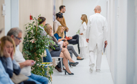 Une salle d'attente d'hôpital bondée - La Prévention Médicale
