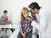Le médecin ausculte l'oreille d'une enfant de 5 ans - La Prévention Médicale