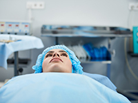 Une patiente installée pour une intervention - La Prévention Médicale