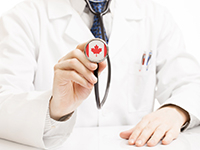 Médecin tenant un stéthoscope avec drapeau du Canada - La Prévention Médical