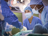 Une équipe chirurgicale pendant une intervention - La Prévention Médicale