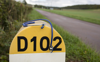 Un stéthoscope posé sur une borne kilométrique au bord d'une route départementale - La Prévention Médicale