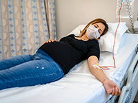 Femme enceinte allongée sous perfusion - La Prévention Médicale