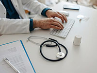 Médecin rédige une ordonnance | La Prévention Médicale