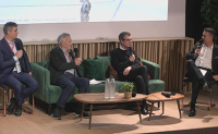 Quatre hommes participent à une table ronde, assis sur des fauteuils, échangeant avec des micros autour d’une table basse. - La Prévention Médicale