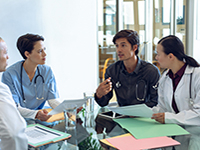 Des soignants discutent autour d'une table - La Prévention Médicale