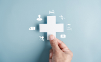 Main tenant une croix blanche symbolisant les solutions de santé - La Prévention Médicale