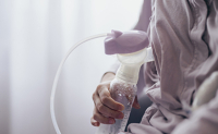 Femme utilisant un tire-lait manuel pour recueillir son lait maternel - La Prévention Médicale Femme utilisant un tire-lait manuel pour recueillir son lait maternel - La Prévention Médicale