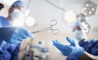 Des chirurgiens se passent une paire de ciseaux - La Prévention Médicale