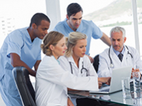 Une équipe médicale discute d'un dossier - La Prévention Médicale