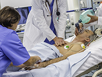 Une équipe médicale pratique une réanimation cardio-respiratoire sur un patient âgé - La Prévention Médicale