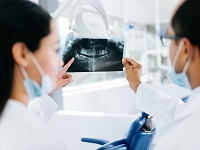 dentistes observent radio