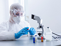 Femme scientifique effectuant des analyses en laboratoire - La Prévention Médicale