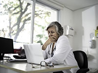 Un médecin devant son ordinateur