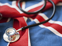 Un stéthoscope posé sur le drapeau du Royaume-Uni - La Prévention Médicale