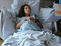 Une femme enceinte alitée à l'hôpital - La Prévention Médicale