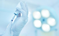 Gros plan sur des mains gantées préparant une seringue - La Prévention Médicale Gros plan sur des mains gantées préparant une seringue - La Prévention Médicale