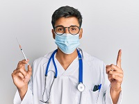 médecin avec seringue