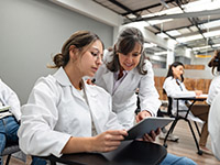 Une étudiante en médecine dans une salle de formation - La Prévention Médicale