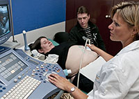 Echographie par une sage-femme, femme enceinte