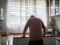 Un homme âgé dans sa cuisine - La Prévention Médicale