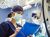 Une infirmière de bloc opératoire complète un dossier médical - La Prévention Médicale