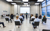 Une salle de formation avec des personnes assises en rang - La Prévention Médicale