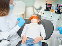 Une dentiste soigne une enfant - La Prévention Médicale