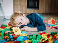 enfant allongé sur le sol