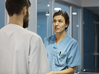 Une vétérinaire fatiguée discute avec un collègue - La Prévention Médicale