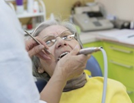 Dentiste soignant une femme agee
