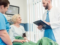 Patient et soignants à l'hôpital