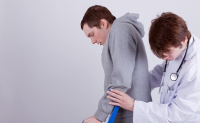 Jeune patient avec béquilles