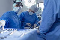 Une équipe chirurgicale en intervention au bloc - La Prévention Médicale