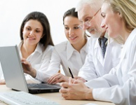 Des professionnels de santé participent à une formation sur l'ordinateur - La Prévention Médicale