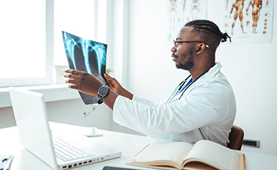Un radiologue observe un cliché - La Prévention Médicale