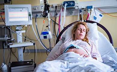 Une femme enceinte sous monitoring - La Prévention Médicale