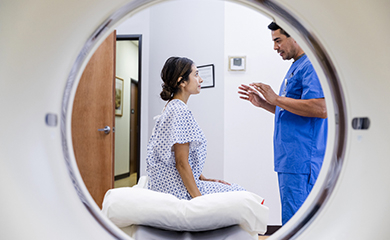Un radiologue s'entretient avec une patiente attentive avant de passer un scanner - La Prévention Médicale Un radiologue s'entretient avec une patiente attentive avant de passer un scanner - La Prévention Médicale