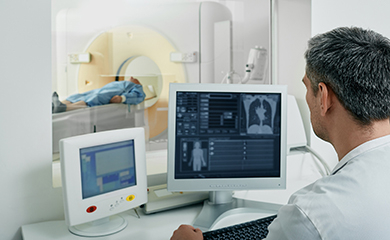 Médecin radiologue effectuant un scanner des poumons - La Prévention Médicale Médecin radiologue effectuant un scanner des poumons - La Prévention Médicale