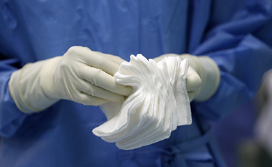 Un soignant compte les compresses stériles au bloc opératoire - La prévention Médicale Un soignant compte les compresses stériles au bloc opératoire - La prévention Médicale