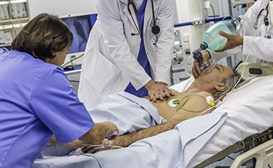 Une équipe médicale pratique une réanimation cardio-respiratoire sur un patient âgé - La Prévention Médicale