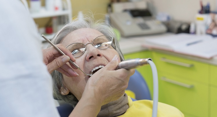 Dentiste soignant une femme agee